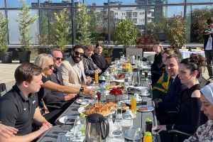 Kryeministri i Kosovës, z. Albin Kurti mirëpret zyrtarët e FPPK dhe WTT në ballkonin e qeverisë