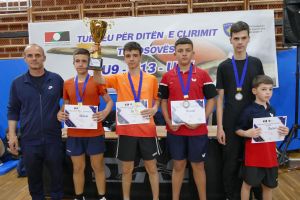 LENË OSMANI, ARTI KARABAXHAK, FARIS KARABAXHAK, JARA HALLAQI, MAXHIRE SOJEVA DHE AMANT SEJDIU KAMPIONË PËR U17, U9 DHE U13 NË TURNEUN PËR DITËN E ÇLIRIMIT TË KOSOVËS